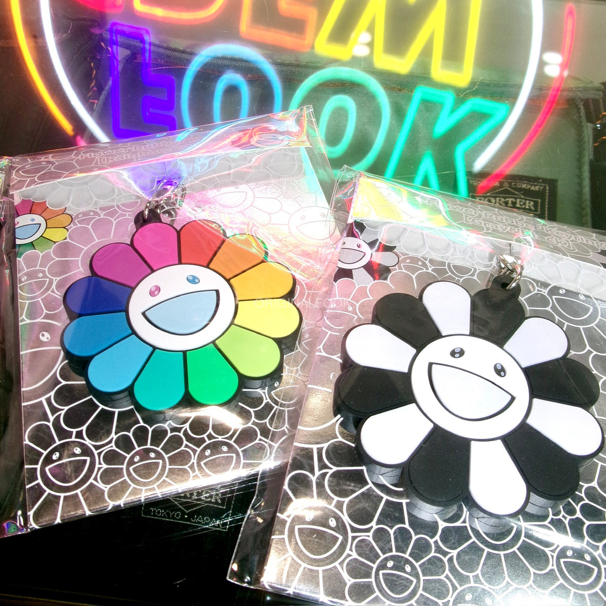 Takashi Murakami Kaikai Kiki Flower Rubber Keyring Grey Black (5cm) TAKASHI MURAKAMI TAKASHI MURAKAMI - originalfook singapore