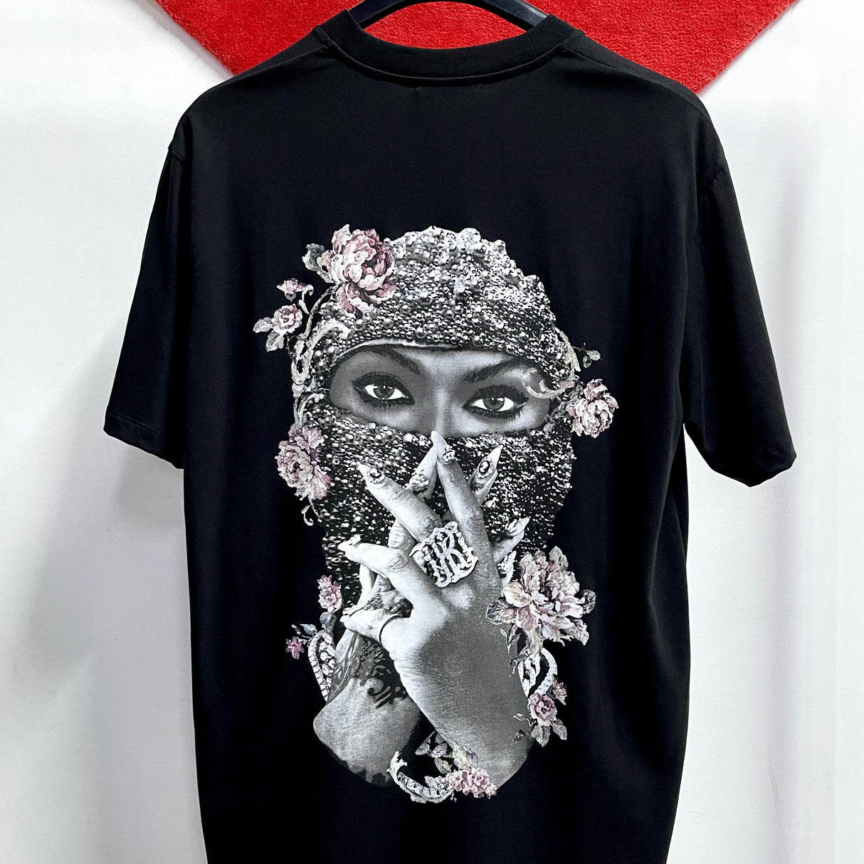 IH NOM UH NIT PARIS Black Pearl Roses Tee NUS23244 IH NOM UH NIT IH NOM UH NIT - originalfook singapore