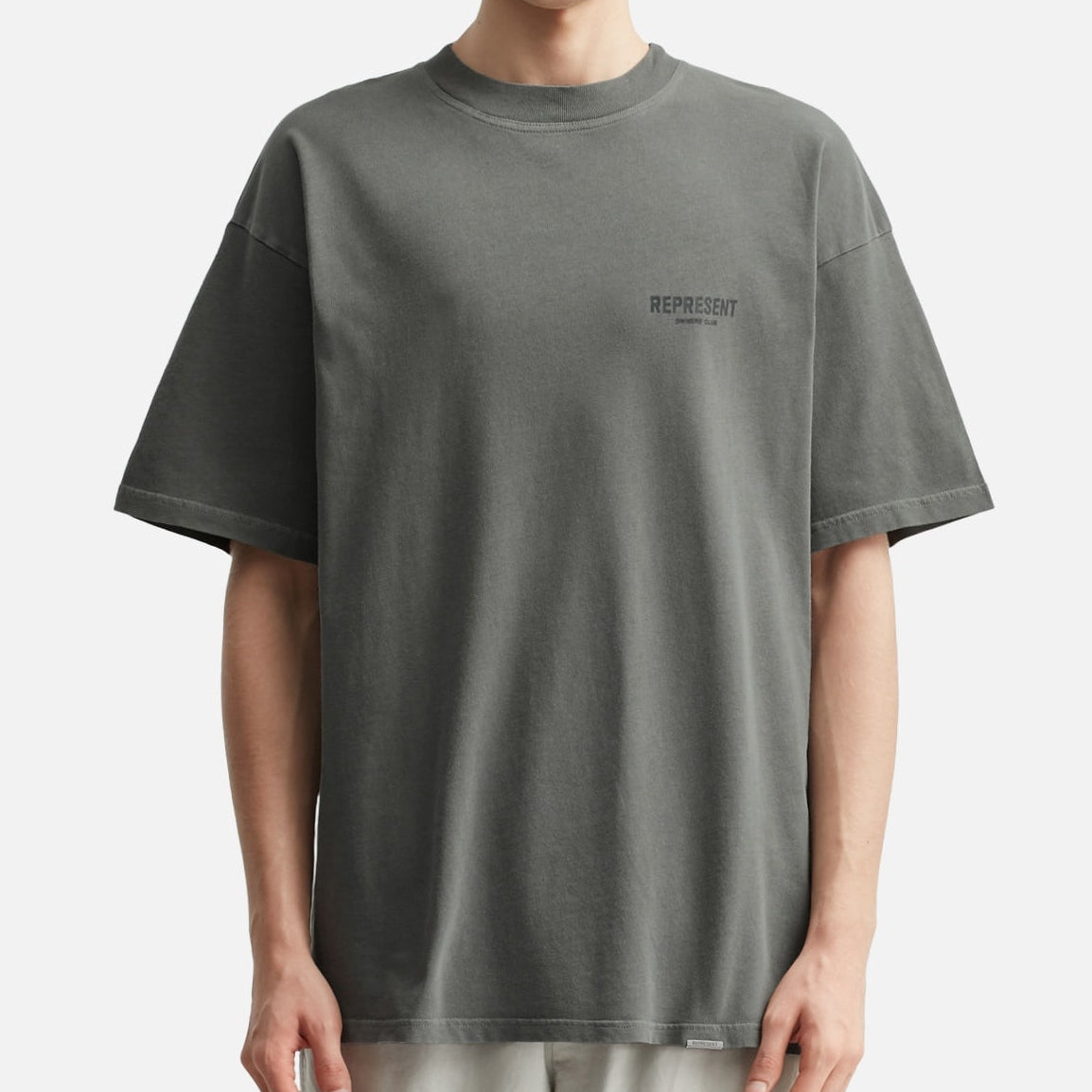 Represent Owners Club Logo Tee in Ultimate Grey, featuring the brand's logo on a casual grey t-shirt.