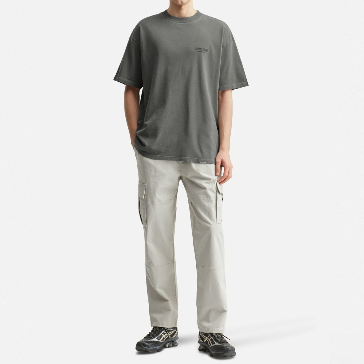 Represent Owners Club Logo Tee in Ultimate Grey, featuring a classic crew neck and the iconic logo on the front.