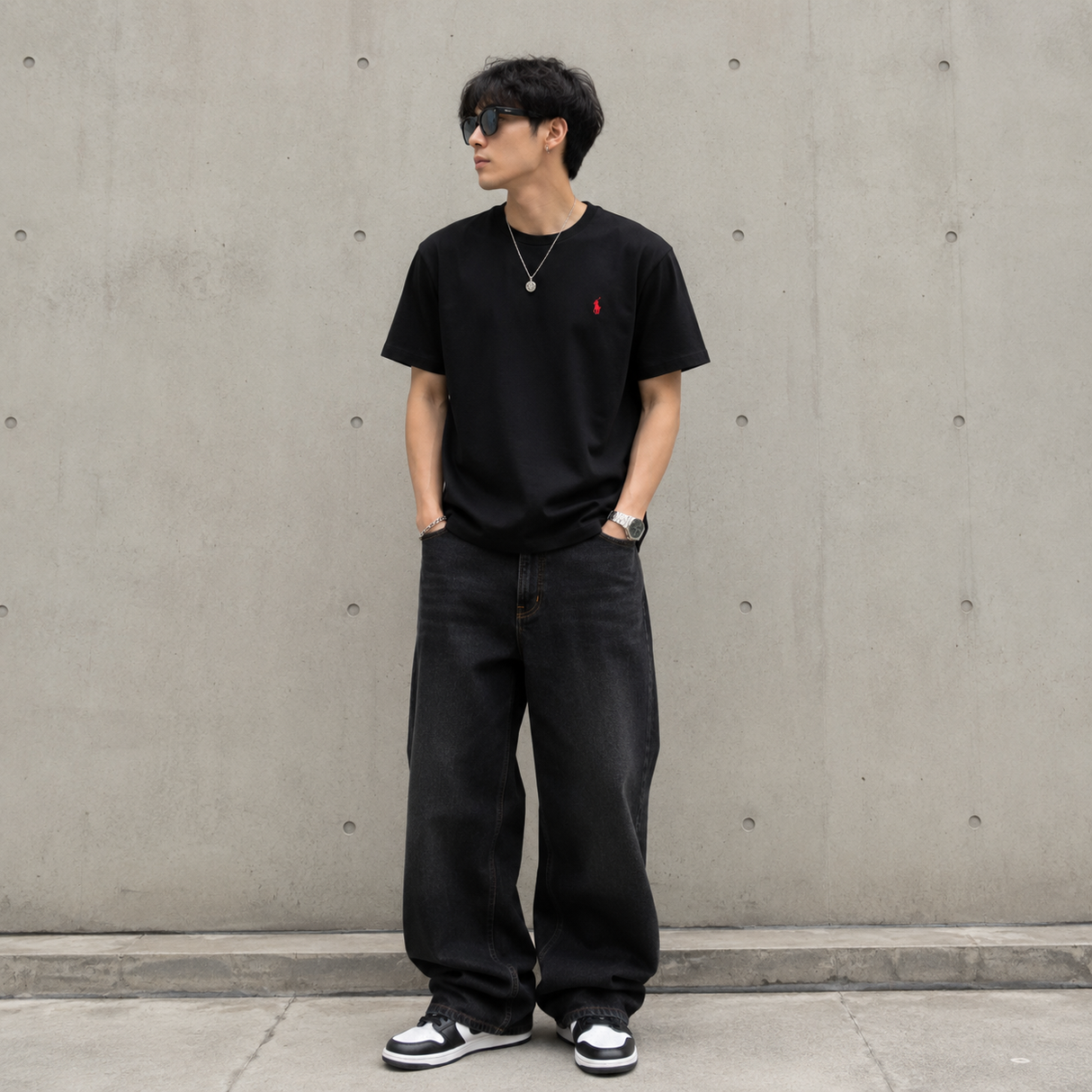 Black Polo Ralph Lauren classic fit heavyweight short sleeve tee, plain cotton t-shirt with short sleeves and crew neck.